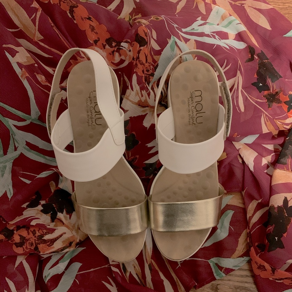 Malu White and Silver Wedge SZ 8